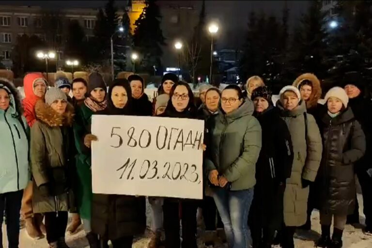230312030814-01-russian-women-protest-031223