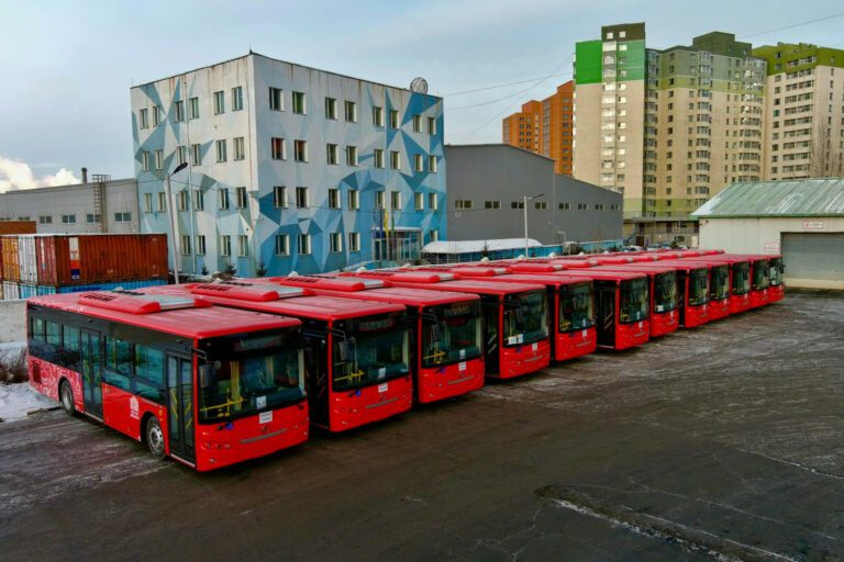 63bfd3a418164615ff1e6721-180615-1195657496