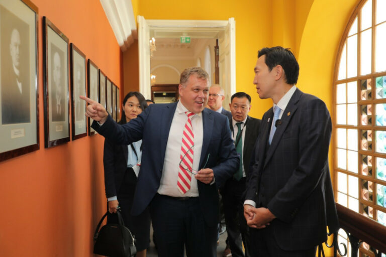 74C037E8-C3B2-40EE-B8C2-E36687FE1FB7