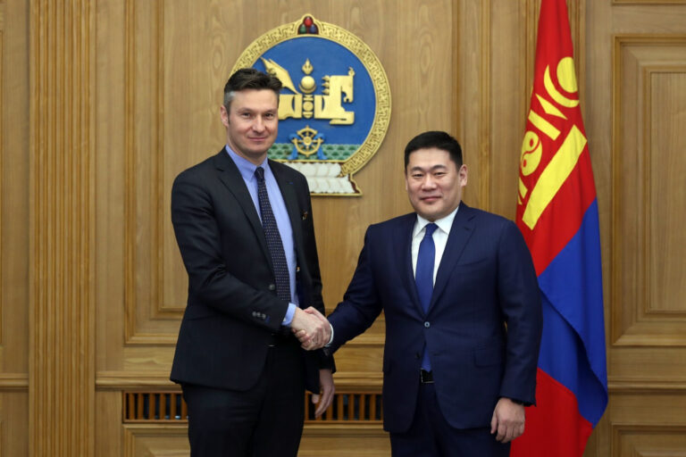 jFm1iiYzRJ3j4XnAxFWx