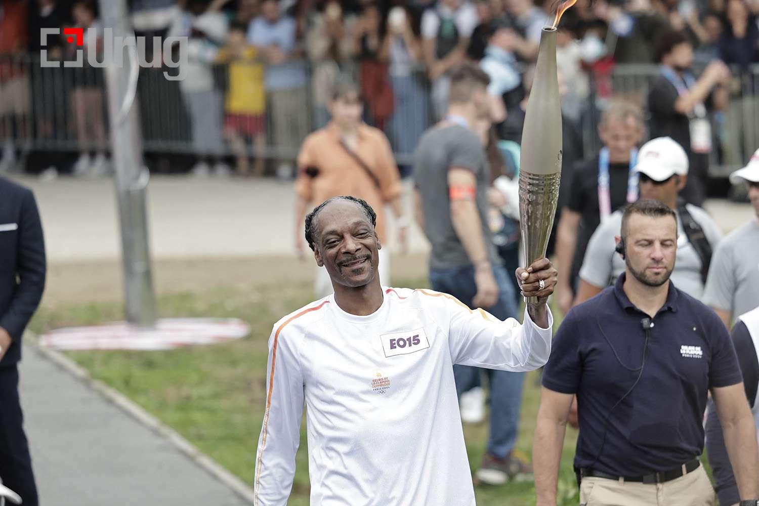 snoop-dogg-olympic-flame-paris-072624_4221-daf4310c61bc4ad9b5c34e7007ceeff8