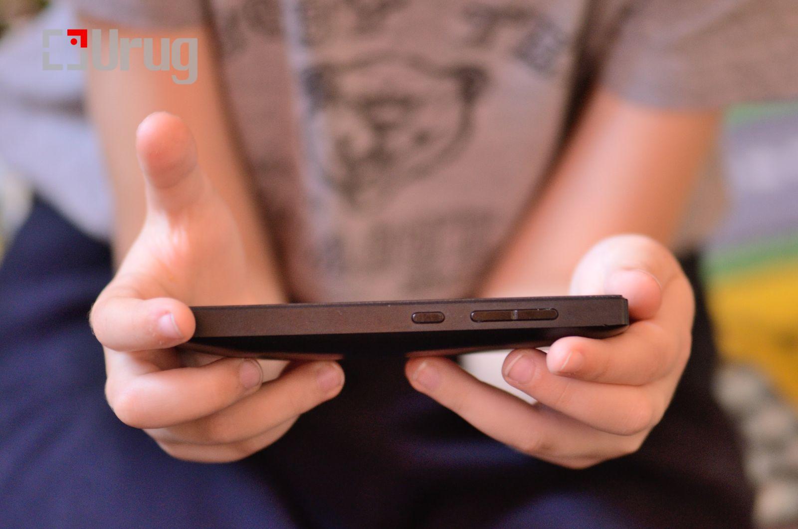 bezc8r_child-holding-phone-with-both-hands_x974