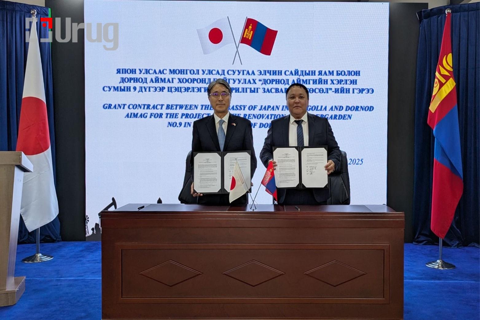 Гарын үсэг зурж буй нь