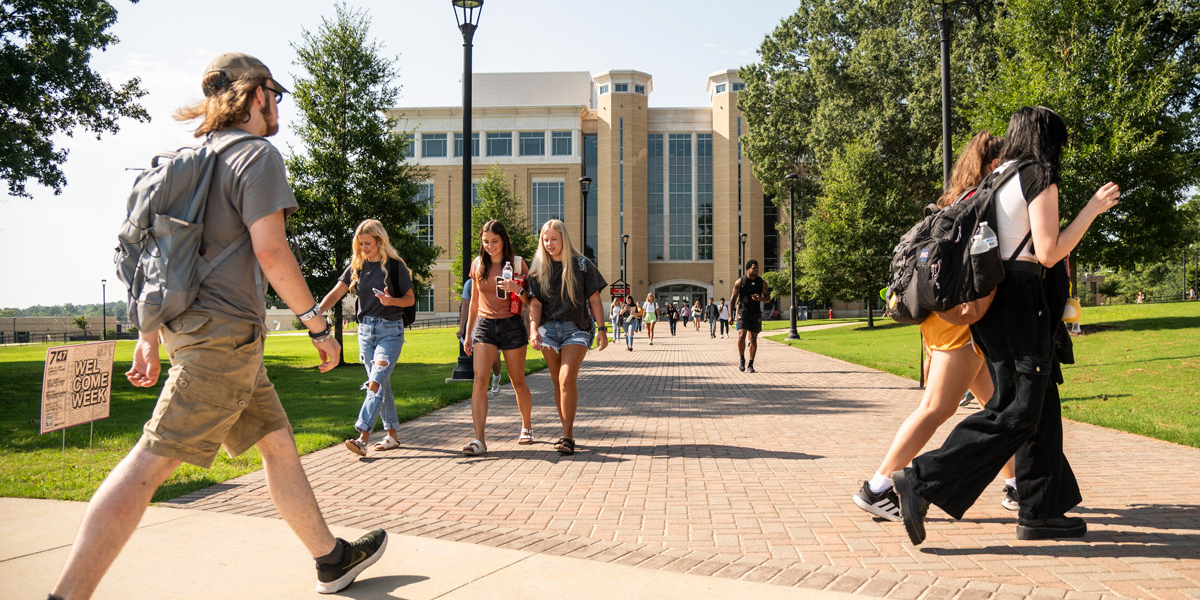 Students-on-campus-4616-web