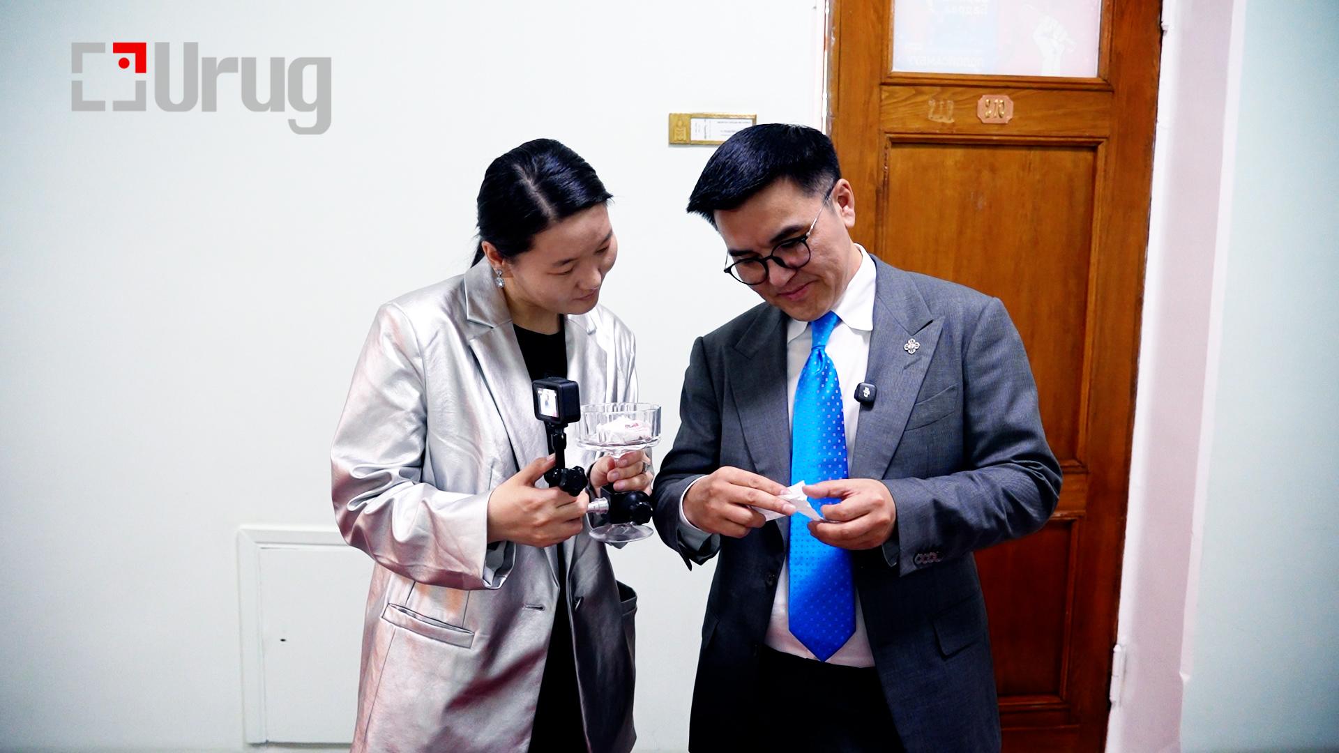 HD .00_03_44_08.Still011