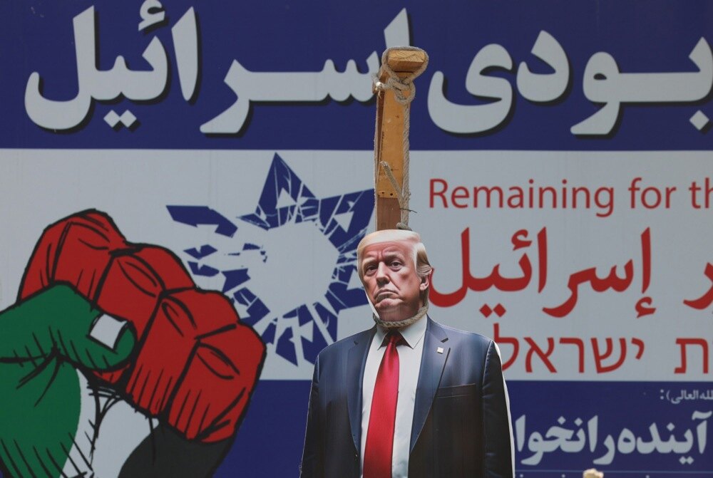 epa12359025 A cut-out of US President Donald Trump being hanged is displayed in front of an anti-Israeli billboard at Palestine Square in Tehran, Iran, 07 September 2025.  EPA/ABEDIN TAHERKENAREH